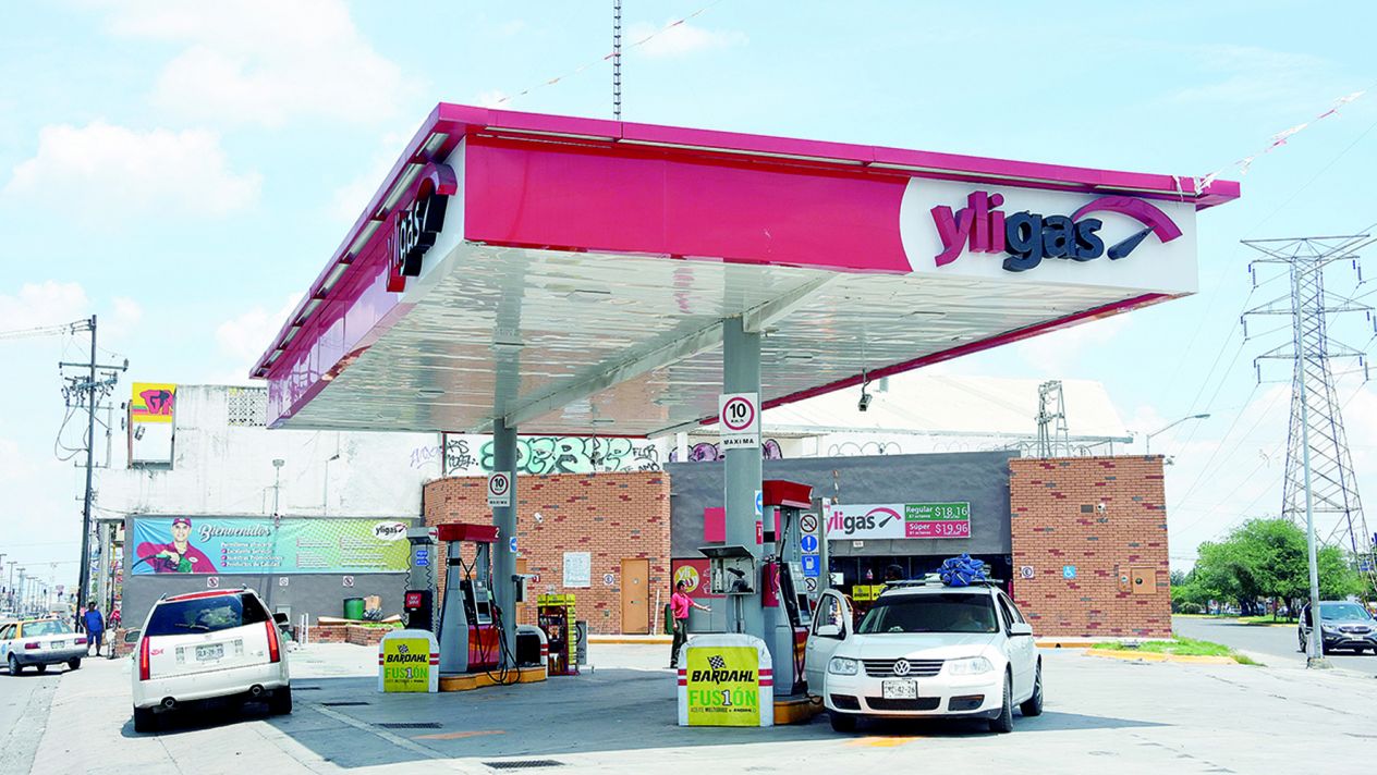 Alza en gasolina se atribuye a una mayor regulación, dicen expertos